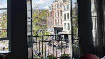 Habitación doble Deluxe, balcón, vista a la ciudad | Vista a la calle