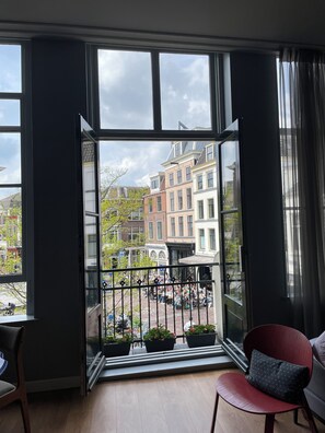 Kahden hengen deluxe-huone, parveke, kaupunkinäköala | Näkymä kadulle