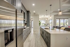 Kühlschrank, Ofen, Herdplatte, Geschirrspüler