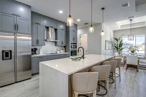 Frigorífico, horno, placa de cocina y lavavajillas