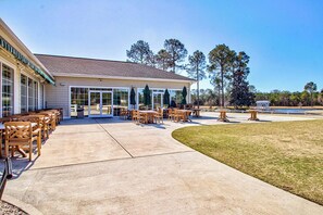 Outdoor dining - Fairway View: 2 BR, 2 BA Condominium in Leland, Sleeps 6 (Leland)