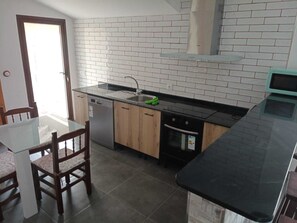 Family Ev, Veranda, Şehir Manzaralı | Özel mutfak | Buzdolabı, mikrodalga fırın, elektrikli su ısıtıcısı 