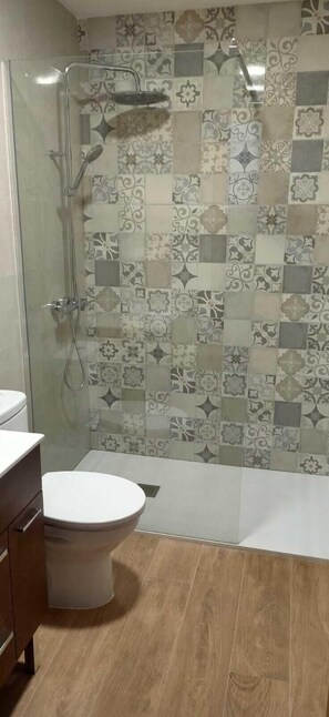 Family House, Patio, City View | Bathroom | Free toiletries, towels, soap, shampoo - El Molino De Alatoz  (Alatoz)