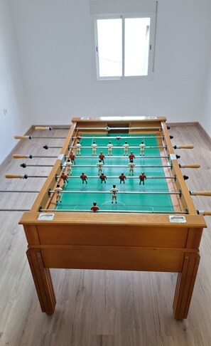 Casa familiar, patio, vista a la ciudad | Área de sala de estar | Futbolito y libros 