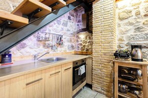 Fridge, oven, stovetop, coffee/tea maker