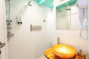 Dusche, Haartrockner, Handtücher, Shampoo