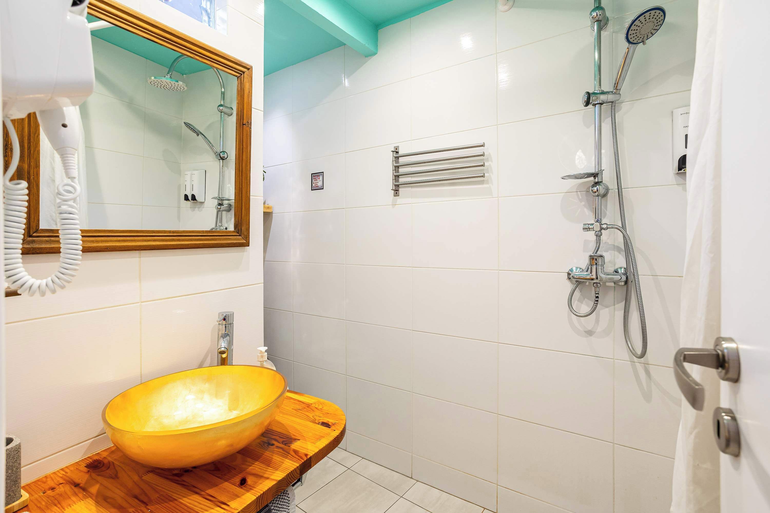 Shower, hair dryer, towels, shampoo