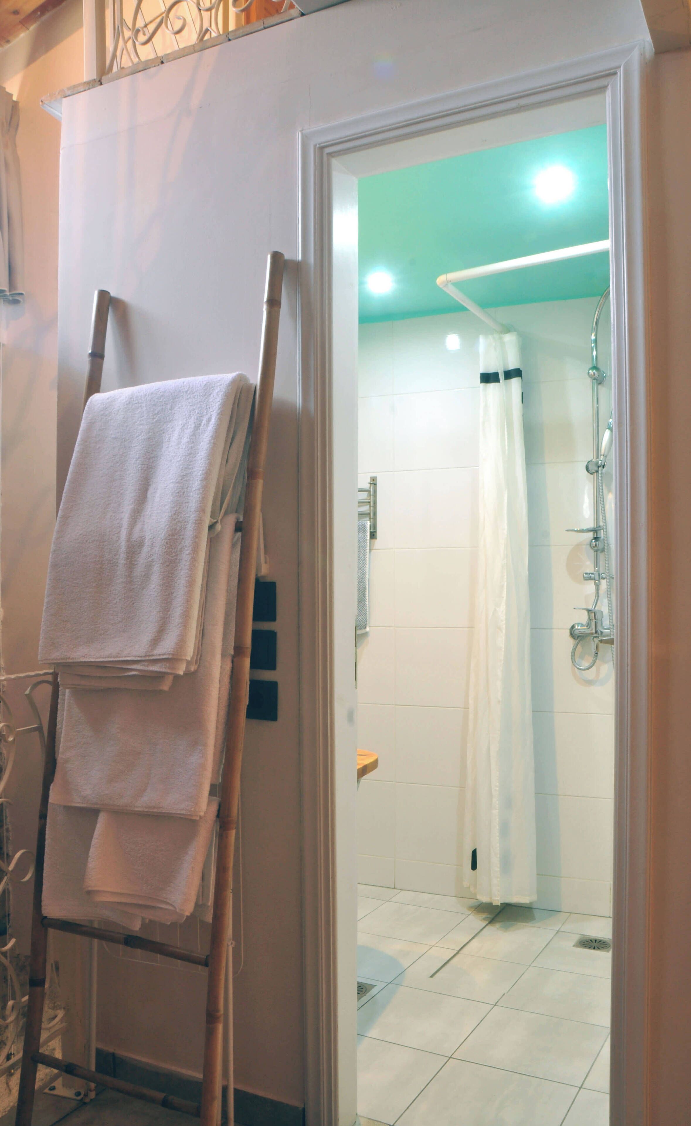 Dusch, hårtork och handdukar