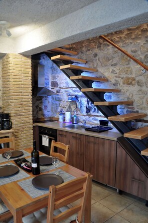 Frigorifero, forno, piano cottura, macchina per tè/caffè