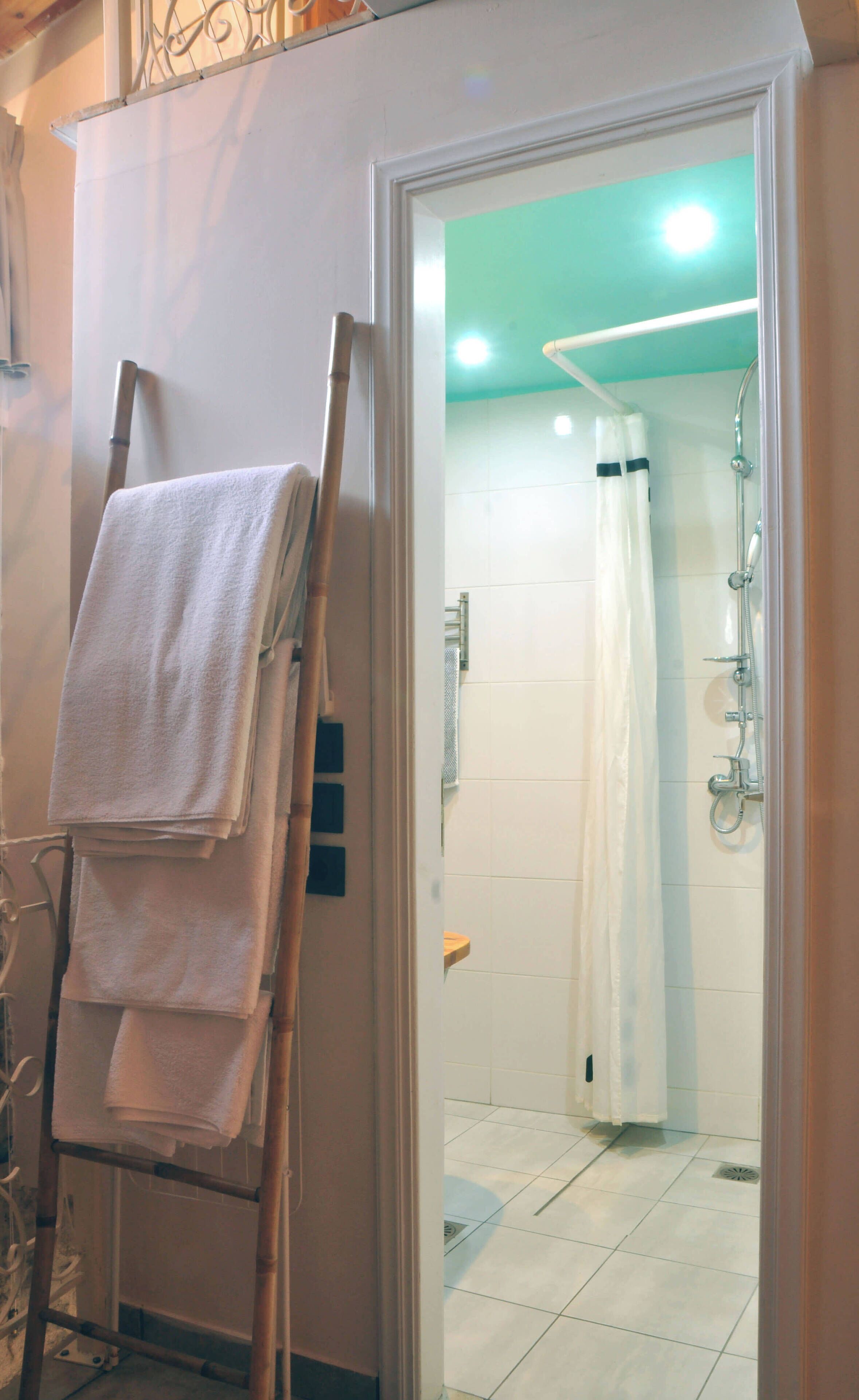 Douche, sèche-cheveux, serviettes fournies