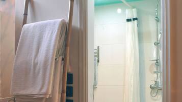 Douche, sèche-cheveux, serviettes fournies