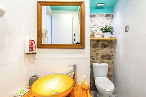 Dusche, Haartrockner, Handtücher, Shampoo