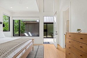 4 habitaciones, escritorio, tabla de planchar con plancha y wifi