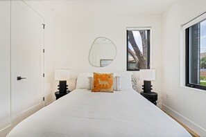 4 habitaciones, escritorio, tabla de planchar con plancha y wifi
