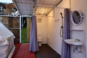 Standaard kamer, uitzicht op bergen | Badkamer | Een aparte badkuip en douche, gratis toiletartikelen, een haardroger