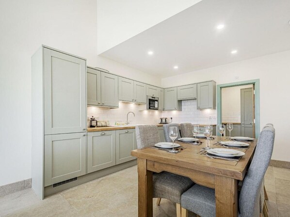 Cottage | Private kitchen - Barn in Cotswolds With Hot Tub & Scenic Views (Cheltenham)