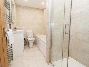 Ferienhaus | Badezimmer | Badewanne, Haartrockner