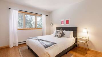 2 bedrooms, desk, iron/ironing board, travel crib