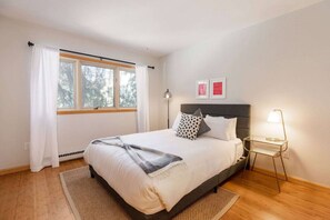 2 habitaciones, escritorio y tabla de planchar con plancha 