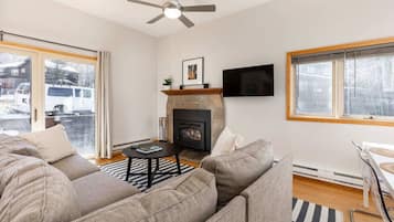 Fernseher, Kamin, Arbeitsbereiche