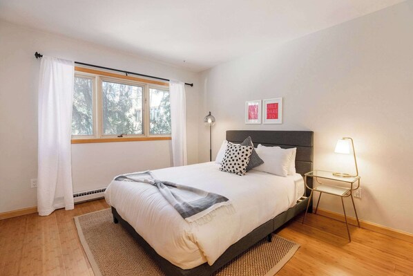 2 bedrooms, desk, iron/ironing board, travel crib