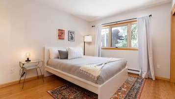 2 Schlafzimmer, Schreibtisch, Bügeleisen/Bügelbrett, Reisekinderbett