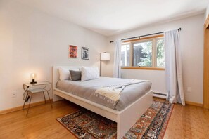 2 Schlafzimmer, Schreibtisch, Bügeleisen/Bügelbrett, Reisekinderbett