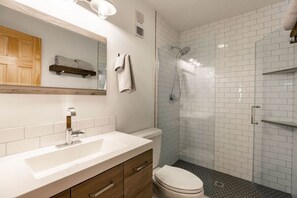 Dusche, Haartrockner, Handtücher