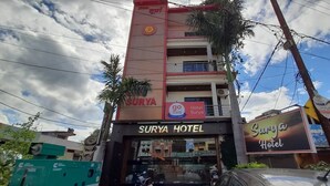 Hotel Surya, een hotel dat deel uitmaakt van het Go Stays netwerk, met een bord dat dit aangeeft.