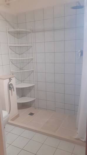 Dusch, hårtork, bidé och handdukar