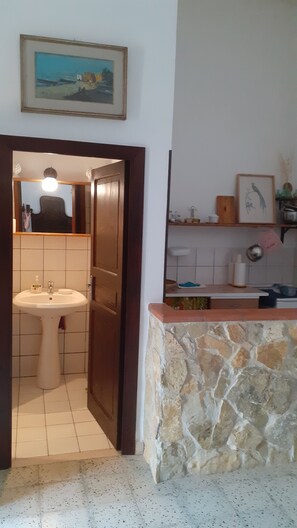 Shower, hair dryer, bidet, towels - CONTRADA CANALISI An experience on a rustic but charming farm. (NOTO)