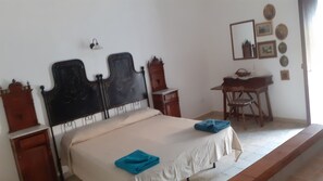 4 bedrooms, WiFi, bed sheets - CONTRADA CANALISI An experience on a rustic but charming farm. (NOTO)