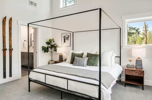 4 bedrooms, desk, iron/ironing board, travel crib