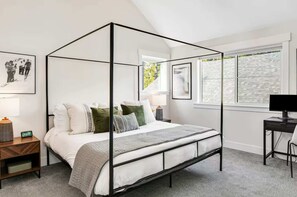 4 chambres, bureau, fer et planche à repasser, lit parapluie