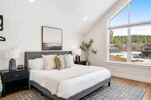 4 عدّة غرف نوم ومكتب ومكواة/لوح كي وسرير سفر