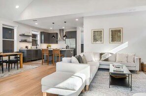 تلفزيون، مدفأة، مكتب