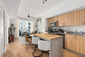 Een koelkast, een magnetron, een oven, een kookplaat
