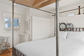 5 habitaciones, escritorio y tabla de planchar con plancha 