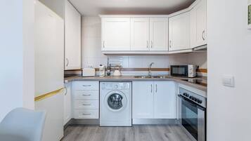 Micro-ondes, four, plaque de cuisson, cafetiĂšre/bouilloire