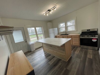 Charming 1900 home with furnished kitchen and king bed