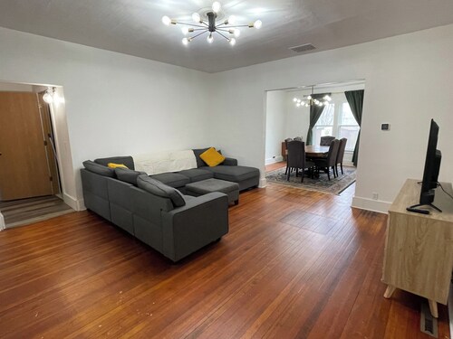 Charming 1900 home with furnished kitchen and king bed