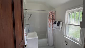 Secador de pelo, toallas, papel higiénico