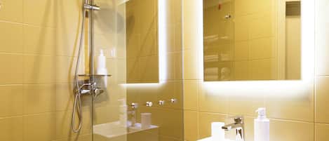 SĂšche-cheveux, bidet, serviettes fournies, savon