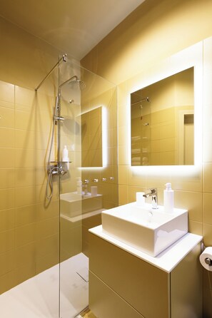 Haartrockner, Bidet, Handtücher, Seife