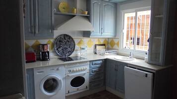 Een magnetron, een oven, een kookplaat, een vaatwasser