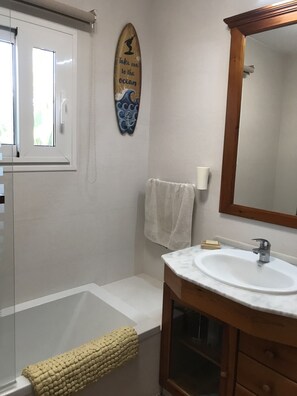 Douche, séchoir à cheveux, serviettes fournies