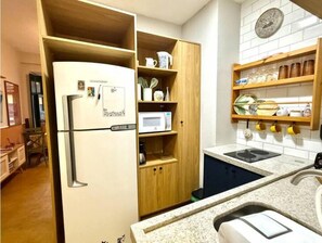 Frigorífico, microondas, placa de cocina y cafetera o tetera