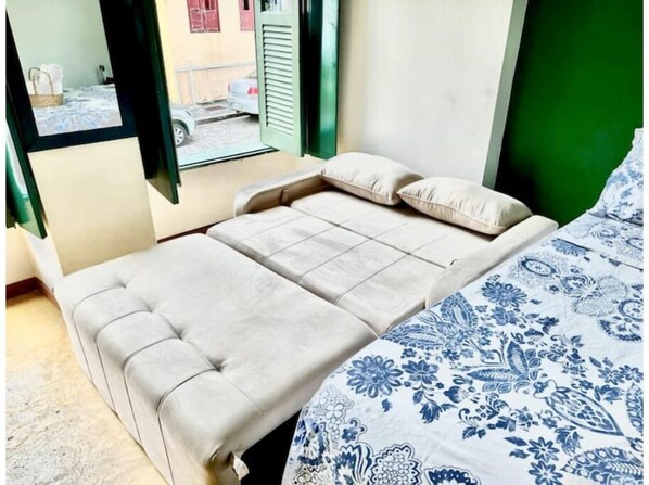 1 dormitorio, tabla de planchar con plancha, wifi y ropa de cama