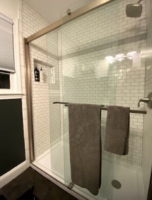 Douche, sèche-cheveux, serviettes fournies, savon