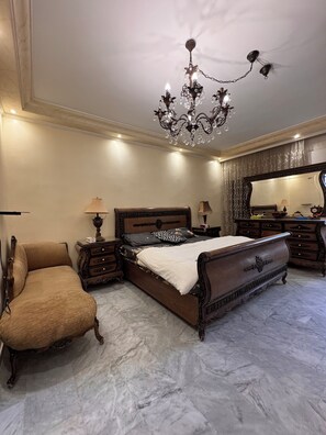 4 bedrooms, iron/ironing board, WiFi, bed sheets